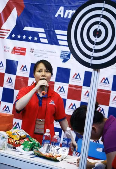 Trường CĐ nghề Bách khoa đã tổ chức “ném phi tiêu, rinh học bổng” cho các tân sinh viên đến đăng ký học tại trường. Người nào ném trúng vòng tròn sẽ được nhận một học bổng trị giá từ 300.000 đến 500.000 đồng. Trước đó, "tuyệt chiêu" này cũng đã được Trường Trung cấp Kỹ thuật Vạn Xuân (Hà Nội) sử dụng trong chương trình "Phóng phi tiêu - Gom học bổng" với giá trị mỗi mũi phi tiêu trúng đích sẽ nhận học bổng từ 100.000 đến 500.000 đồng.