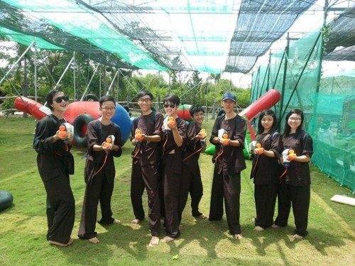 Một đội chơi bắn súng mút chuẩn bị vào trận đấu.