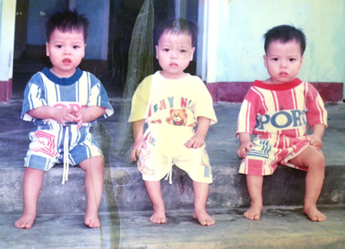 3 chị em sinh 3, Thảo, Nhung, Ngọc khi còn nhỏ.