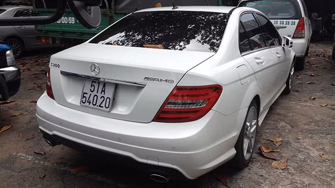 Chiếc Mercedes C300 của siêu mẫu Phạm Thị Thanh Hằng hiện đang bị tạm giữ tại bãi xe của Công an Q.3. - Ảnh: Đức Thanh.