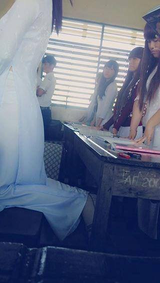 Hình ảnh "khó coi" của nữ sinh trong lớp học.