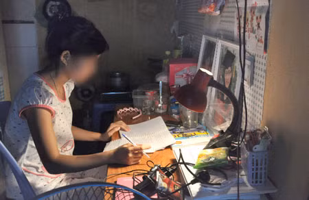 Phòng trọ sinh viên thường chật chội, tồi tàn, sinh hoạt tối thiểu còn được chứ để nuôi con là điều không dễ dàng.