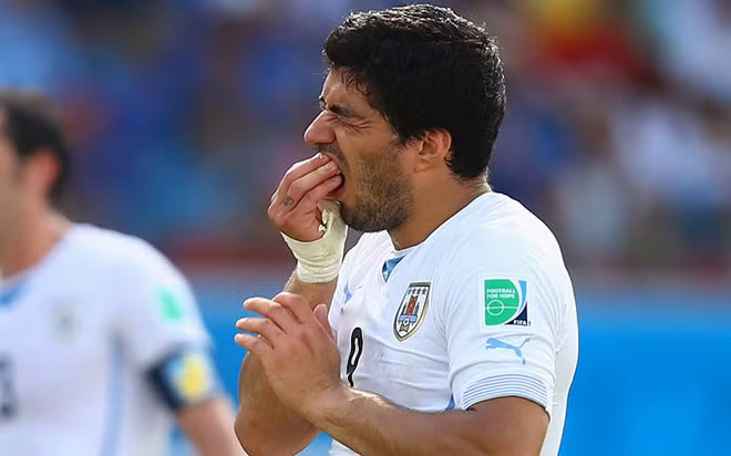 Luis Suarez và điều khoản cấm cắn. Cho dù người trong cuộc phủ nhận, thì giới thạo tin vẫn một mực rằng Barcelona đã phải cài cắm một điều khoản đặc biệt khi kí hợp đồng với Luis Suarez: Không được cắn người. Cắn người là Suarez bị phạt rất nặng. Barca đã quá sợ khi thấy Suarez cắn người 3 lần trong quá khứ. Và cứ sau mỗi lần cắn ai đó thì anh lại đòi ra đi.