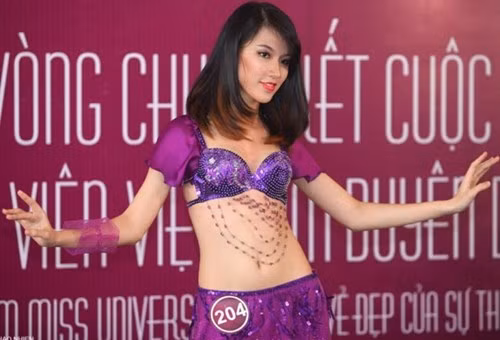 Không nối nghiệp ngành kinh tế như bố mẹ, Tuyết Trang dự định ra trường sẽ làm việc trong những ngành bảo vệ quyền trẻ em để thỏa mãn niềm yêu thích của mình.