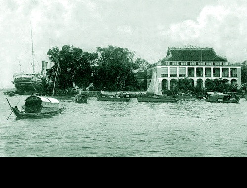 Nơi Người ra đi tìm đường cứu nước Hướng về quận 4, Bến Nhà Rồng với mái ngói đỏ dần dần hiện ra. Sau khi ngắm nhìn những hiện vật về Bác Hồ, hai bạn nhớ hoài câu nói thể hiện ý chí quyết tâm cháy bỏng của người thanh niên Nguyễn Tất Thành khi bước lên chiếc tàu Amiral La Touche De Tréville: “Tự do cho đồng bào tôi, độc lập cho Tổ quốc tôi, đấy là tất cả những điều tôi muốn, đấy là tất cả những điều tôi hiểu”.