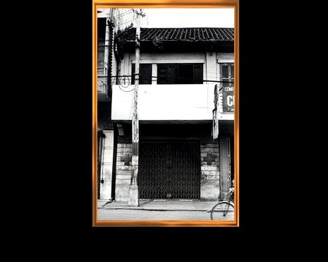 Nơi Bác sống lâu nhất tại Sài Gòn Rời địa điểm đầu tiên, các bạn thẳng tiến đến số 5 Châu Văn Liêm, quận 5. Bước vào căn nhà với mái lợp ngói âm dương, hai bạn được chị Đinh Thị Nguyệt tiếp đón: “Đây là nơi người thanh niên Nguyễn Tất Thành đã ở từ tháng 9/1910 tới tháng 6/1911, và được Bộ Văn hóa - Thể thao - Du lịch công nhận là di tích lịch sử cấp Quốc gia từ năm 1988. Theo tài liệu lịch sử, đây là cơ sở của phân cuộc Liên Thành thương quán tại số 1-2-3 Quai Testard (bến Testard) - Chợ Lớn. Trong khu nhà lớn này, căn nhà số 5 đường Châu Văn Liêm được giữ lại làm di tích lưu niệm về Hồ Chủ Tịch”.