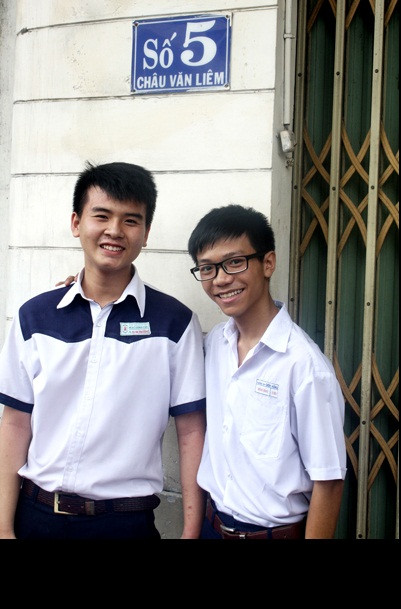 Chị Nguyệt cho biết thêm, khi ở đây, Bác đã gặp gỡ những nhà nho yêu nước đương thời, tìm hiểu đời sống công nhân, nhân dân lao động cũng như các tàu ra vào cảng Sài Gòn. Đây là thời gian quan trọng để Bác có bước chuẩn bị về vật chất, tinh thần cho việc ra đi tìm đường cứu nước. Trong ảnh, Minh Trường và Hoài Bảo (phải).