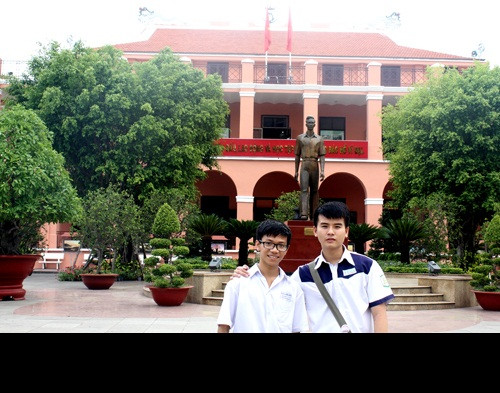 Đứng trong khuôn viên của Bến Nhà Rồng, hai bạn phóng tầm mắt nhìn những cao ốc ở khu trung tâm thành phố và khu đô thị mới quận 2, vừa xúc động vừa tự hào: Sài Gòn năm xưa nơi Bác ra đi tìm đường cứu nước nay đã là thành phố mang tên Người, là trung tâm kinh tế lớn của đất nước.