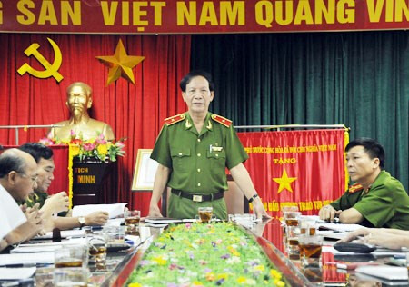 Thiếu tướng Nguyễn Đức Thịnh, Cục trưởng Cục Cảnh sát kinh tế đang chỉ đạo CBCS điều tra án.