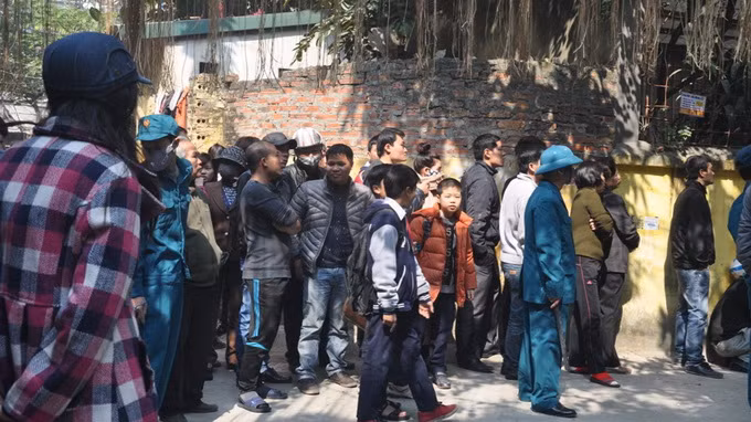 Hiện thiệt hại và nguyên nhân vụ cháy vẫn đang được cơ quan chức năng điều tra làm rõ. Trong ảnh, nhiều người dân hoảng loạn chạy ra ngoài.