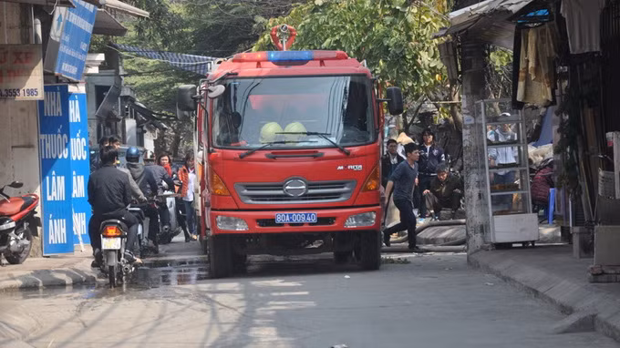 Nhiều xe cứu hỏa đã được điều động đến hiện trường.