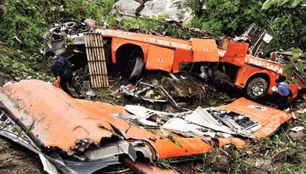 Chiếc xe gặp nạn rơi xuống vực sâu khoảng 200 mét bị biến dạng hoàn toàn. Ảnh: Hiếu Lê.