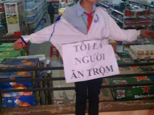 Hiện bức ảnh gây bức xúc này không còn trên trang mạng đầu tiên đăng tải.