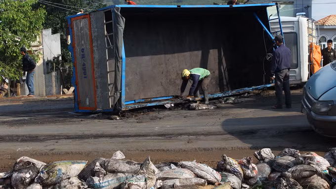 Những bao phân đổ vương vãi xuống đường - Ảnh: Anh Khoa.