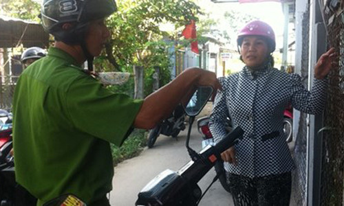 Cảnh sát khu vực trao đổi với mẹ Hào Anh.