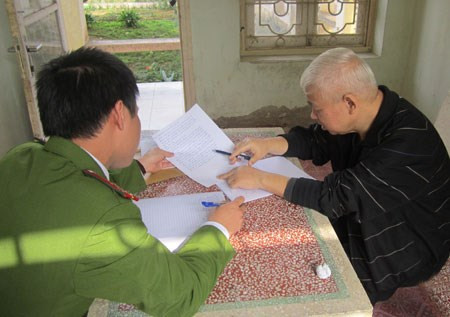 Các điều tra viên Cục Cảnh sát kinh tế đang hướng dẫn bị can Nguyễn Đức Kiên khai báo. Bức ảnh chụp bầu Kiên đang lan truyền trên mạng xã hội cùng nhiều ý kiến bình luận khác nhau.