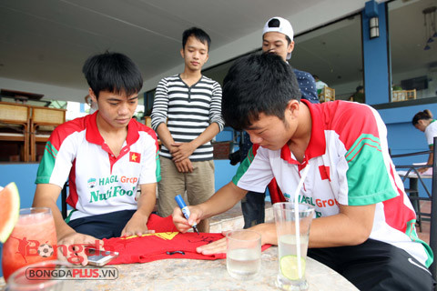 Trong khi đó, Văn Toàn và Xuân Trường nói rằng cuộc đời mình quá hạnh phúc khi được NHM yêu quý và những kỷ niệm ở Mỹ Đình sẽ mãi theo anh trong sự nghiệp thi đấu.