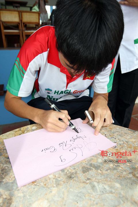 Tiền đạo Văn Toàn đã đánh dấu sự trở lại với 2 bàn thắng trong 2 trận đấu gần đây. Tiền đạo này được đàn anh cùng phòng Công Phượng uốn nắn rất nhiều để trở thành chân sút nguy hiểm bậc nhất ở giải đấu U19 Đông Nam Á.