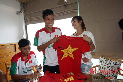 Một CĐV từ TP HCM ra Hà Nội sát cánh cùng đội tuyển. Các tuyển thủ rất xúc động trước sự yêu mến của đông đảo NHM và họ quyết tâm đền đáp lại tình cảm đó bằng thành tích sân cỏ.