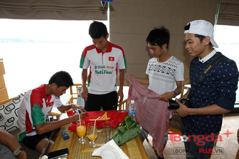 Tiền vệ Văn Long gặp lại những CĐV đã theo sát đội tuyển từ năm ngoái. Anh rất thoải mái ký tặng NHM.