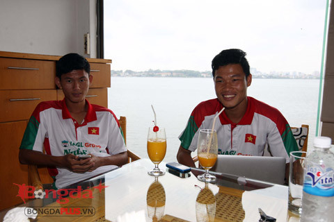 Văn Long và Đông Triều - Hai người bạn thân ở cùng phòng với nhau chia sẻ cảm xúc sau một đêm được nhận vô số tin nhắn chúc mừng của người thân và bạn bè. Văn Long nói rằng, do bố mẹ bận công việc nên không thể ra Hà Nội xem mình thi đấu. Tuy nhiên, sự quan tâm của NHM khiến anh cảm thấy rất hào hứng trong lần đầu tiên được thi đấu ở SVĐ QG Mỹ Đình.