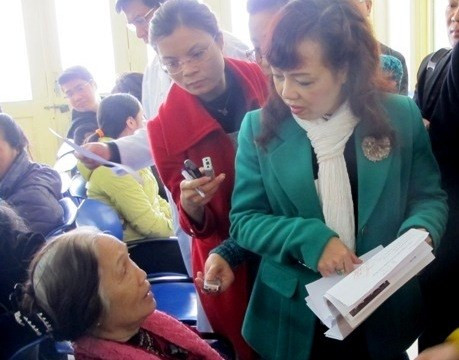 Bộ trưởng Y tế đang tiếp xúc với người dân.