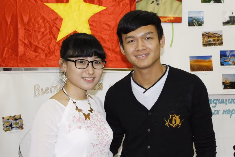 Theo sự chia sẻ thật thà của hot girl “nấm lùn” này thì điểm yếu lớn nhất của bản thân là đãng trí như người già, có nhiều hôm bài tập cô giao về nhà nhưng quên té, đến lớp mới sực nhớ ra rồi ngẩn tò te... khiến cô giáo Nga cũng phải phì cười. Bên cạnh đó có theo như cô bạn kể không biết có phải là nhược điểm không nữa đó là: “Không đi được giày cao gót”... Việc đi giày cao gót quá nhiều sẽ không tốt cho đôi chân nên từ nhỏ mẹ cô đã không khuyến khích con gái mang giày cao gót. Thảo nào đến giờ cô phải chập chững khi đứng trên đôi giày cao gót. Trong ảnh, Trang là gương mặt đại diện cho Việt Nam trong những dịp lễ hay festival quốc tế.