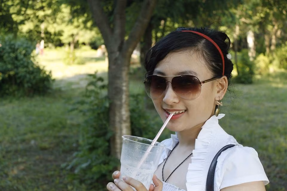 Cô gái bé nhỏ này từng là sinh viên chuyên ngành Báo chí trường Đại học Khoa học, Xã hội và Nhân văn, Hà Nội. Nhưng để hoàn thành ước mơ du học, cô đã phải vội vàng từ giã ngôi trường này, mặc dù cô chỉ mới làm thủ tục nhập học vài ngày mà thôi.