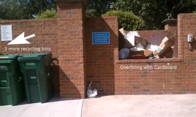 Thùng rác cách không xa.