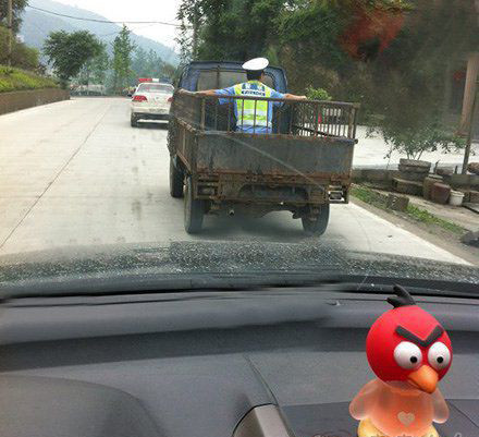 Hình ảnh hài hước của cảnh sát.