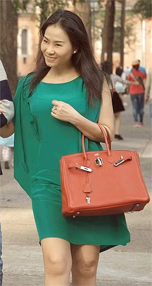 Nói về thú chơi hàng hiệu, Thu Minh cho biết chị không phải là một người "nghiện". Đối với chị, hàng hiệu như một phần thưởng cho những nỗ lực cố và gắng trong nghệ thuật. Tuy nhiên, ít ai biết rằng, Thu Minh cũng rất thích "sưu tầm" túi Hermes và số lượng túi đã lộ diện đến 6 chiếc, với đủ màu sắc khác nhau. Được biết, cái đắt giá nhất mà truyền thông nắm bắt được có giá trị khoảng 400 triệu đồng.