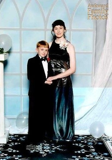 Cũng không thiếu gì cặp đũa lệch.