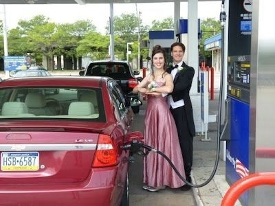 Tới bơm xăng mà cũng phải làm cái ảnh.
