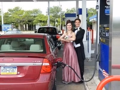 Tới bơm xăng mà cũng phải làm cái ảnh.