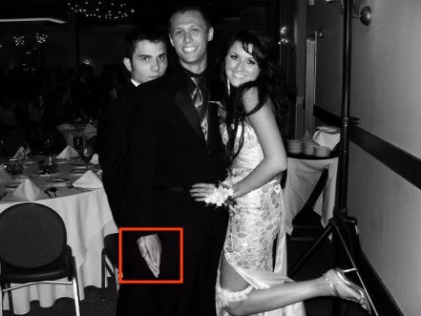 Có người bị "cắm sừng" rồi.