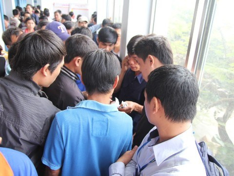 Do xo doi ve tau, ga Sai Gon cang nhu day dan-Hinh-3