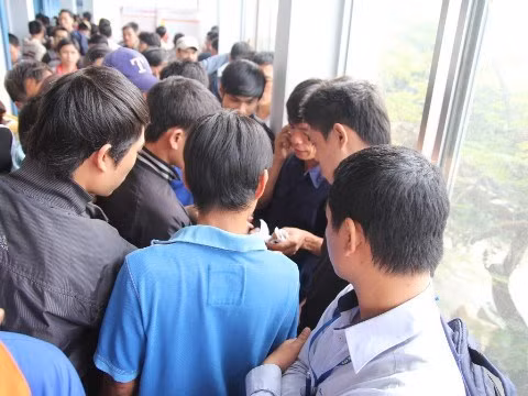 Do xo doi ve tau, ga Sai Gon cang nhu day dan-Hinh-3