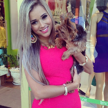 Aryane Steinkopf vẫn rất xinh đẹp và gợi cảm trong trang phục đời thường.