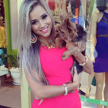 Aryane Steinkopf vẫn rất xinh đẹp và gợi cảm trong trang phục đời thường.