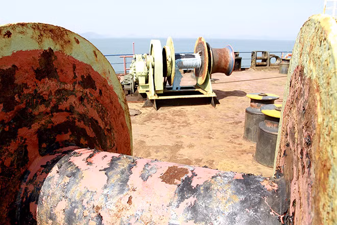 Chỉ có duy nhất 1 thủy thủ túc trực canh tàu, bất chấp những cảnh báo của cơ quan chức năng về đảm bảo an toàn hàng hải trước những cơn bão đổ về hàng năm.