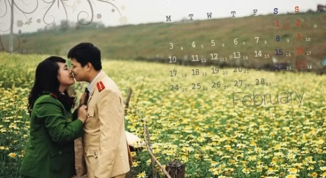 Bộ ảnh là sự lồng ghép giữa lịch và hình ảnh quấn quýt của đôi bạn trẻ. Điều đặc biệt hơn nữa, nhân vật trong bộ lịch là cặp đôi trong trang phục quân nhân.