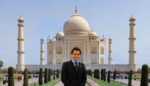 Có lẽ do chuẩn bị tới quốc gia thuộc châu Á này thi đấu lần đầu tiên, "tàu tốc hành" đã nhờ sự trợ giúp từ người hâm mộ để chỉ cho mình những điểm tham quan nên đến trong lúc ghé lại đây.