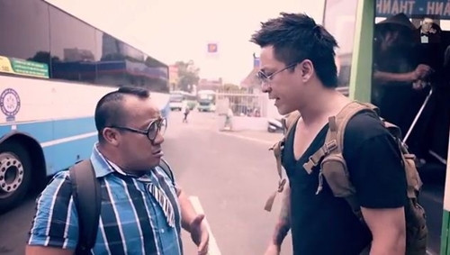 Tuấn Hưng và Hiếu Hiền đóng vai hai chàng trai lần đầu lên thành phố. Cả hai có những hình ảnh hài hước.