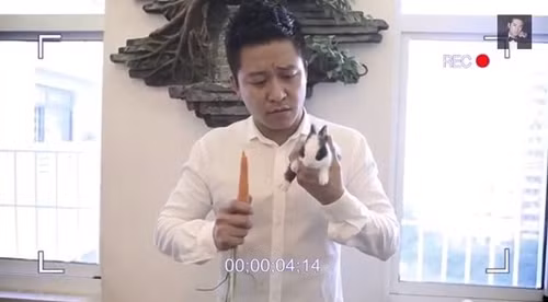 Với quân sư Hiếu Hiền, Tuấn Hưng tự quay clip tỏ tình với Hương baby. Nhân vật chính nói ấp úng, đáng yêu. Cuối cùng anh cũng thốt ra được điều mình muốn nói.