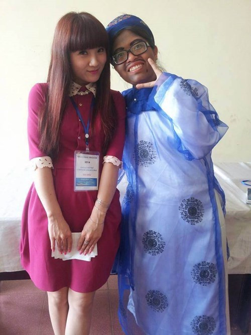 Những lớp khác đi qua cũng không khỏi trầm trồ vì cô giáo trẻ và hát tiếng Trung rất hay.