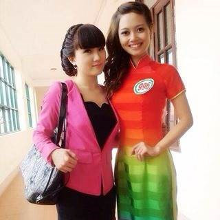 Thậm chí có nhiều sinh viên mong đến giờ học của cô để được nhìn và ngắm cô.