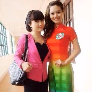 Thậm chí có nhiều sinh viên mong đến giờ học của cô để được nhìn và ngắm cô.