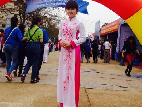 Sở hữu một giọng hát trong trẻo, khuôn mặt xinh xắn, phong cách trẻ trung, năng động và nét đẹp của người phụ nữ hiện đại, cô giáo luôn được học trò yêu quý.