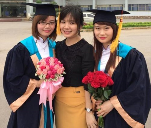 Sinh năm 1985, cô Trang đã bỏ qua nhiều cơ hội trong sự nghiệp ở Hà Nội để theo chồng về Phú Thọ, thủy chung với tình yêu suốt 4 năm thời sinh viên. Đó cũng là cơ duyên để cô trở thành một giảng viên giỏi cấp trường 2 năm liên tiếp.