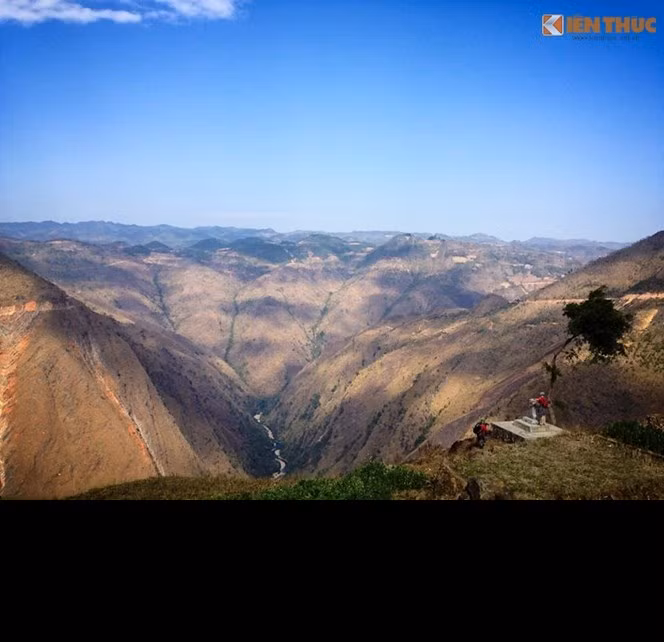 Nối liền giữa 2 thị trấn Đồng Văn và Mèo Vạc là con đèo huyền thoại: Đèo Mã Pì Lèng – Đệ nhất hùng quan. Đây là con đèo có cảnh quan kỳ vĩ, vẻ đẹp huyền bí và là cung đường hiểm trở đối với các bạn trẻ thích khám phá. Các phượt thủ chia sẻ: “Những ai chưa đi qua con đèo này một lần ao ước đặt chân đến, những ai qua rồi thì muốn quay lại để chiêm ngưỡng sự hùng vĩ của núi non, của mây trời... cái hoang sơ mộc mạc của cao nguyên đá quyến rũ đến kỳ lạ”.